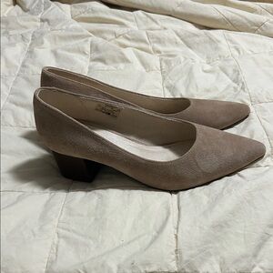 Elegant Hush puppies brand Tan suede tan Women's Pumps